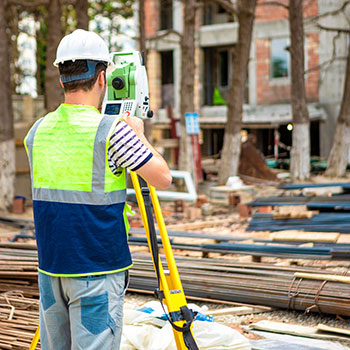 trabajador-topografia-construccion-sitio-construccion